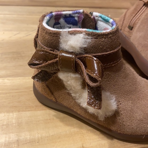 UGG Classic Short II Shearling Boots in Tomatillo Size US 9  UGG ⭐️ boots